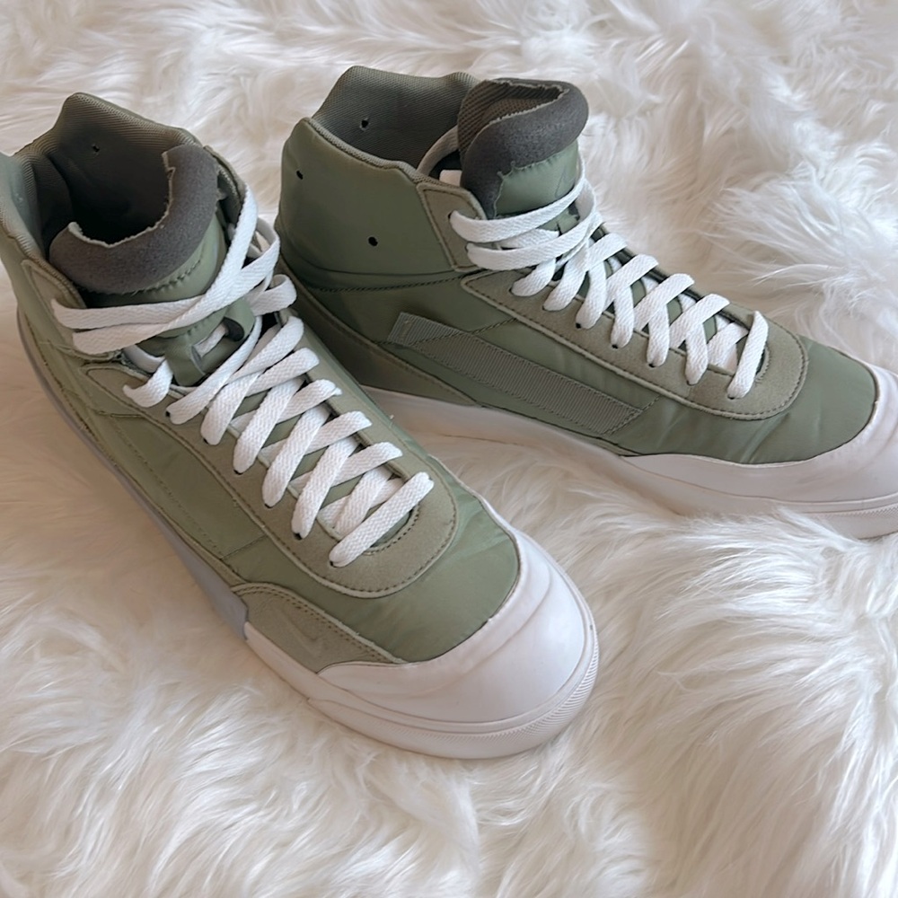 Men’s dusty olive Nike sneakers size10